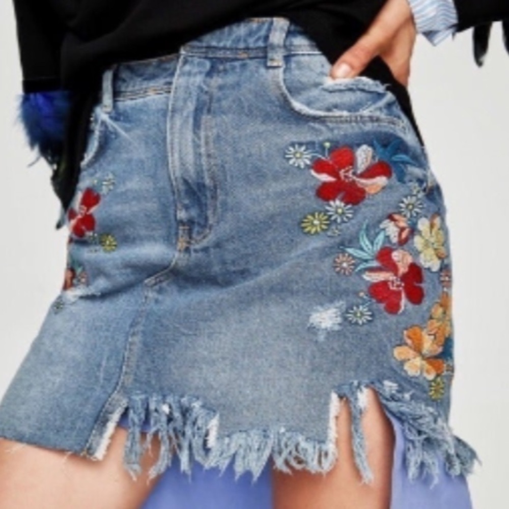 ZARA EMBROIDERED
ASYMMETRIC DENIM SKIRT
SIZE XS